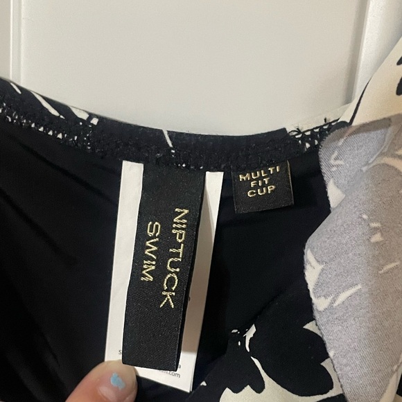 Niptuck Black White Floral Swim top Ruffle Flattering Tummy Control Size 12 Pads - Picture 2 of 6